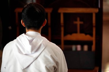 Manastır manastırı. Ca 'mın Hanımefendisi. Keşiş kilisede dua ediyor. Vietnam. 