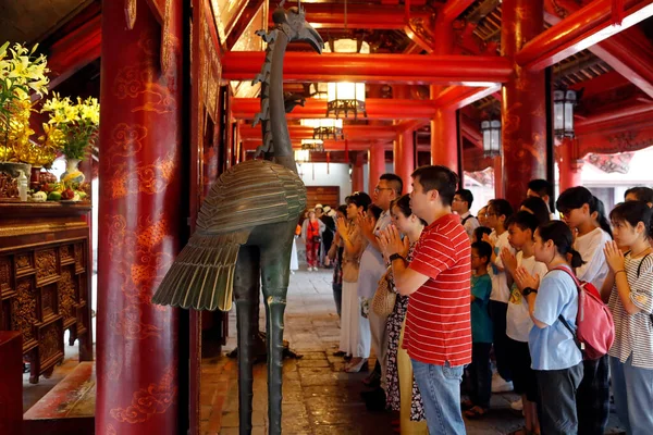 Templo Literatura Altar Confucio Adoradores Rezando Hanoi Vietnam — Foto de Stock