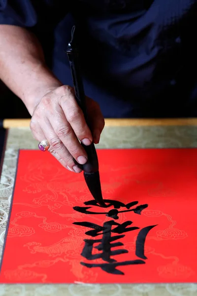Templo Literatura Hombre Haciendo Escritura Tradicional China Con Tinta Usando —  Fotos de Stock