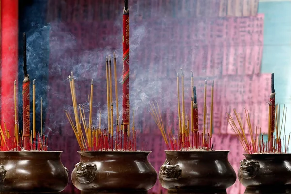 Phuoc Hoi Quan Pagoda 냄비에 향로는 연기는 부처를 존경하기 위하여 — 스톡 사진