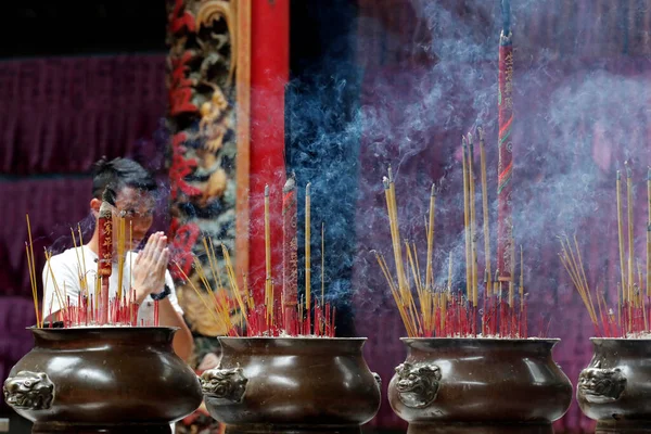 Templo Taoísta Phuoc Hoi Quan Pagoda Las Varillas Incienso Olla —  Fotos de Stock