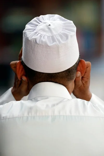 Muezzin Numa Mesquita Chapéu Kufi Símbolo Islão — Fotografia de Stock