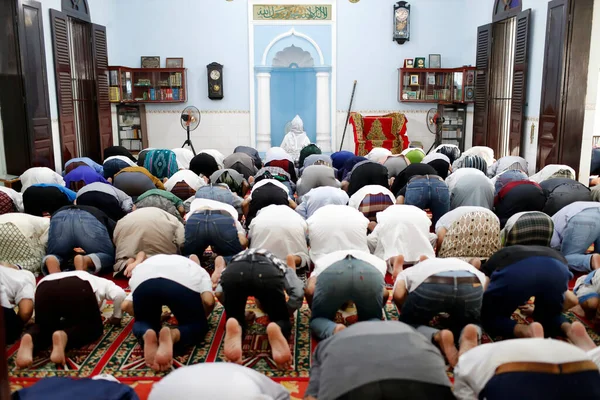 Cholon Jamial Mosque 금요일에 기도할 모슬렘 살라트 — 스톡 사진