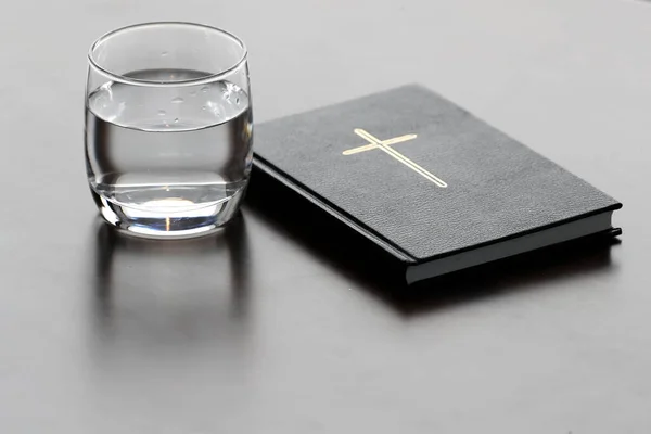 Glas Wasser Und Bibel Während Der Fastenzeit Eine Feierliche Religiöse — Stockfoto