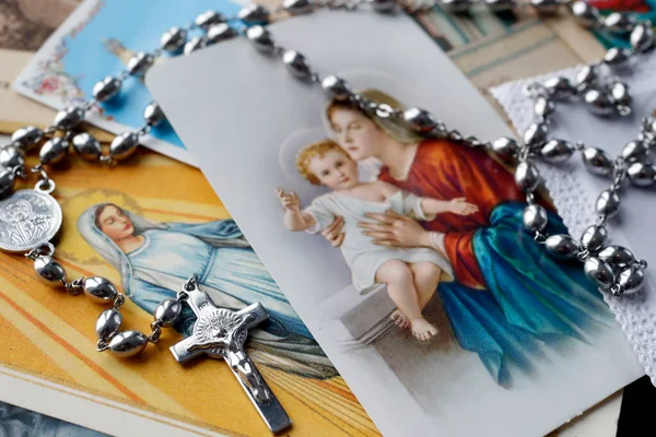 宗教形象 圣母玛利亚和祈祷珠 — 图库照片