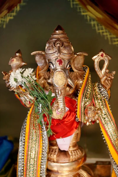 アルプサ ヴィナヤガル寺院 ガネーシャはガナパティとヴィニャヤカとも呼ばれ ヒンズー教のパンテオンで最も崇拝されている神々の一つです ジュネーヴ スイス — ストック写真