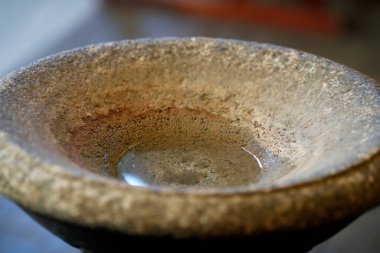 Katolik kilisesinde kutsal su kaynağı. Fransa. 