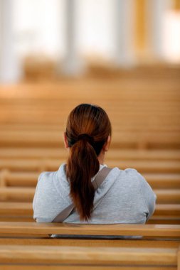 Kilisede yalnız dua eden bir kadın. Paris mi? Fransa. 