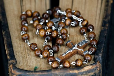 Tespih boncukları ve eski İncil. 18. yüzyıl. Fransa. 