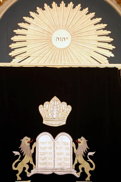 Beth Yaakov Sinagogu Parochet Tevrat Parşömenlerini Içeren Aron Kodesh Örten — Stok fotoğraf