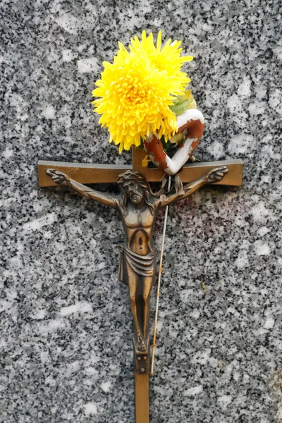 Begraafplaats Kruisbeeld Gele Bloem Een Grafsteen Frankrijk — Stockfoto