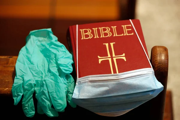 Bibbia Una Chiesa Con Una Maschera Usa Getta Evitare Coronavirus — Foto Stock