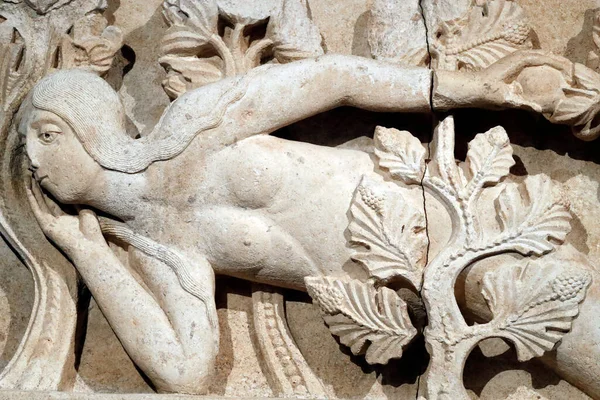 罗琳艺术博物馆 Gislebertus对Eve的诱惑 十二世纪 — 图库照片
