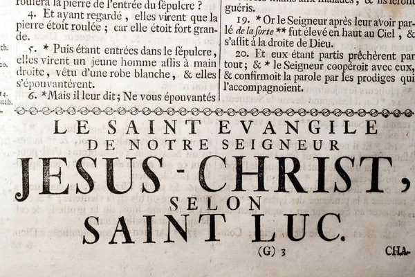 성경은 불어로 복음서에 따르면 루크가 말한다 프랑스 — 스톡 사진