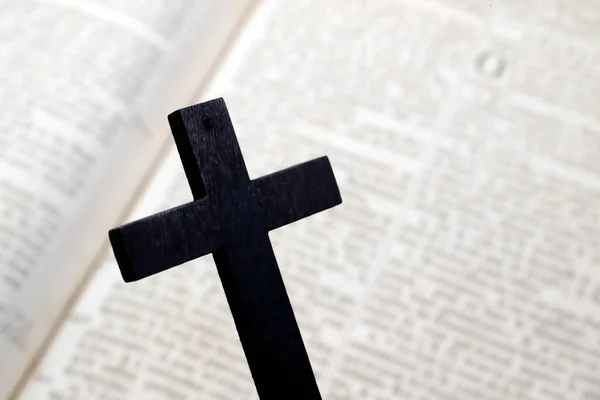 Християнський Хрест Над Старою Біблією Століття Франція — стокове фото