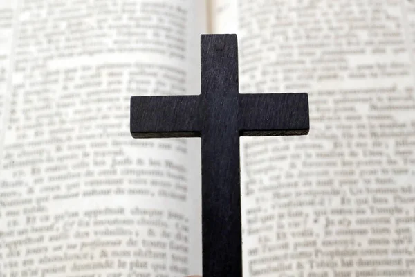 Christian Kříží Starou Bibli Století Francie — Stock fotografie