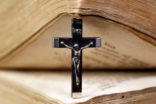 Christliches Kreuz Und Alte Bibel Jahrhundert Frankreich — Stockfoto