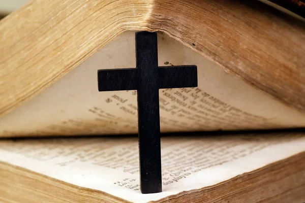 Kristent Kors Gammel Bibel Det Århundret Frankrike – stockfoto