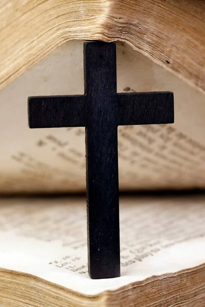 Христианский Крест Старая Библия Век Франция — стоковое фото