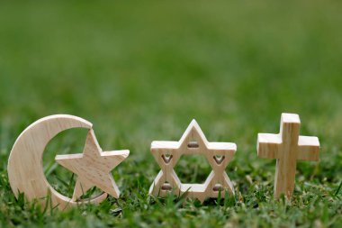 Hristiyanlık, İslam, Musevilik 3 tek tanrılı din. Yahudi Yıldızı, Haç ve Hilal: Dinlerarası semboller.