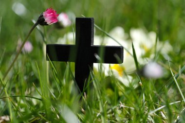 Hristiyan haçı yeşil çimlerde. İlkbahar. 