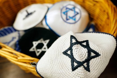 Geleneksel Yahudi başlıklı Kippah ve Davut Yıldızı. Fransa. 