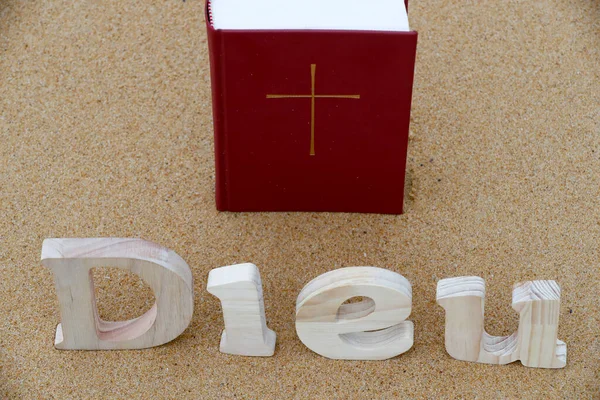 Letras Madeira Formando Palavra Dieu Deus Com Bíblia Fundo Areia — Fotografia de Stock