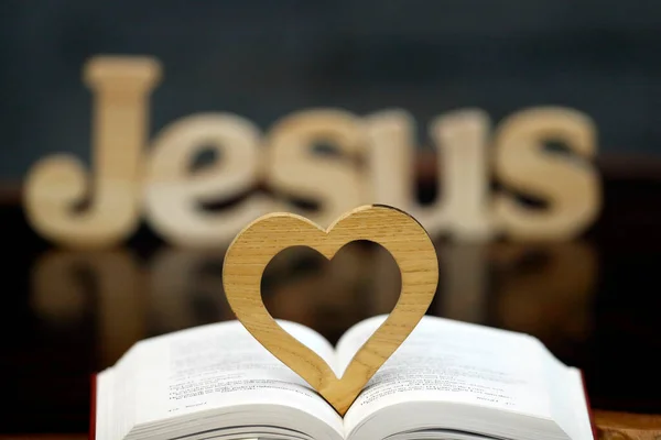 Ξύλινα Γράμματα Που Σχηματίζουν Λέξη Ιησούς Βίβλο Και Την Καρδιά — Φωτογραφία Αρχείου