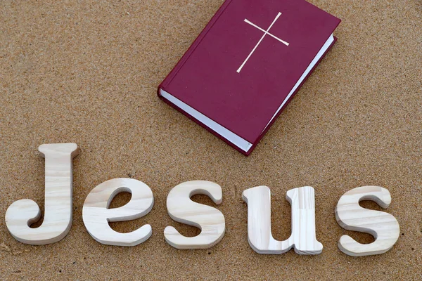 Houten Letters Die Het Woord Jezus Vormen Met Een Bijbel — Stockfoto