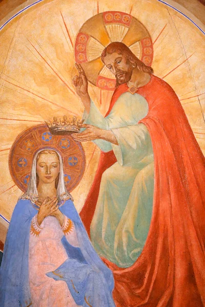 Pyhä Ferdinand Des Ternesin Kirkko Seinämaalaus Neitsyen Kruunajaiset Taivaassa Ranska — kuvapankkivalokuva