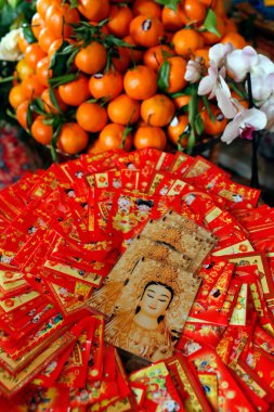 Çin Yeni Yılı için kırmızı zarflar (hongbao). Kırmızı renk iyi şansın sembolüdür. Fransa. 