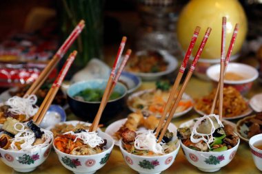 Tu An Budist tapınağı. Ata sunağı. Vejetaryen adaklar. Fransa. 