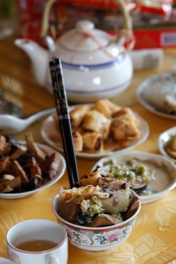 Tu An Budist tapınağı. Ata sunağı. Vejetaryen adaklar. Fransa. 