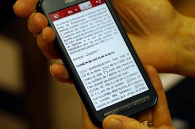 Protestan Protestan Evanjelik Kilisesi. Akıllı telefondan İncil okuyan bir kadın. İpuçları. Fransa. 