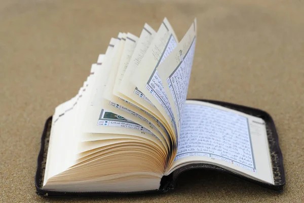 Apri Corano Sulla Sabbia Francia — Foto Stock