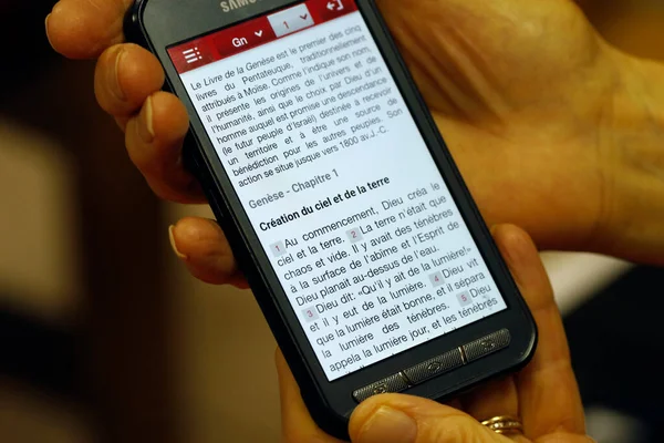 Προτεσταντική Ευαγγελική Εκκλησία Γυναίκα Διαβάζει Βίβλο Ένα Smartphone Συμπλέγματα Γαλλία — Φωτογραφία Αρχείου