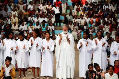 Peder Pedro Opeka ile pazar ayini Akamasoa İyi Dostlar Topluluğu 'nun kurucusu. Antananarivo. Madagaskar.