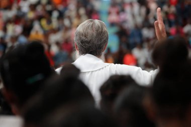 Peder Pedro Opeka ile pazar ayini Akamasoa İyi Dostlar Topluluğu 'nun kurucusu. Antananarivo. Madagaskar.