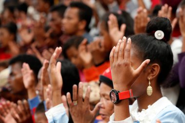 İyi Dostlar Akamasoa Cemaati ile Pazar Katolik ayini. Dua eden kadın. Dua edenler, Antananarivo. Madagaskar.