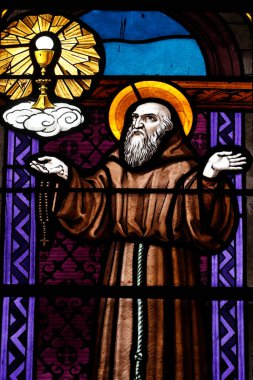 Antsirabe katedrali. Lekeli cam pencere. Pascal Baylon en çok Ayin 'e olan derin bağlılığıyla tanınırdı. Madagaskar.