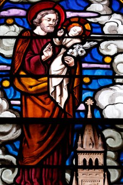 Antsirabe katedrali. Lekeli cam pencere. Bebek İsa 'yla Aziz Yusuf. Madagaskar.