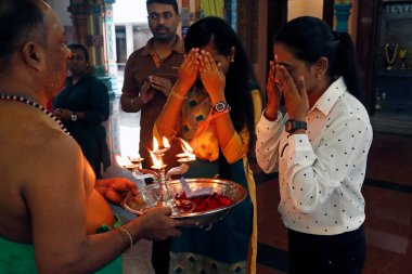 Sri Mahamariamman Hindu Tapınağı. Hindu rahip puja tapınıyor. Kutsal Ateş 'i almak. Kuala Lumpur. Malezya. 