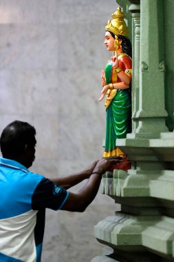 Sri Mahamariamman Hindu Tapınağı. Adam Hindu Brahma tanrısı heykeli için dua ediyor. Kuala Lumpur. Malezya. 