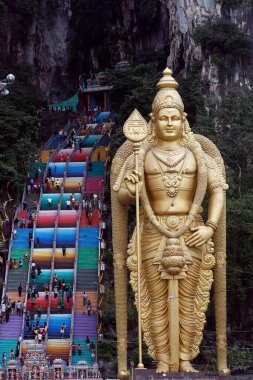 Murugan, Hindu savaş tanrısı. Hindu tapınağı ve Batu Mağaraları türbesi. Murugan dev heykeliyle giriş. Kuala Lumpur. Malezya. 