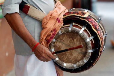 Sri Mahamariamman Hindu Tapınağı. Thavil çalan bir müzisyen, geleneksel bir Hint davulu. Kuala Lumpur. Malezya. 