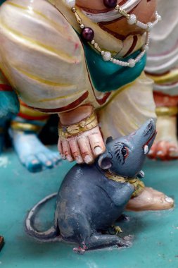 Sri Mahamariamman Hindu Tapınağı. Ganesha, fareye binen fil başlı Hindu tanrısı. Kuala Lumpur. Malezya. 