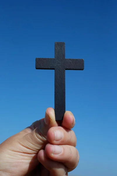 Uomo Che Tiene Una Croce Cristiana Contro Cielo Primo Piano — Foto Stock