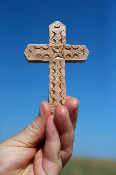 Een Man Met Een Christelijk Kruis Tegen Hemel Een Close — Stockfoto