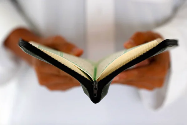 Muslim Man Reading Arabic Holy Quran Koran — Zdjęcie stockowe