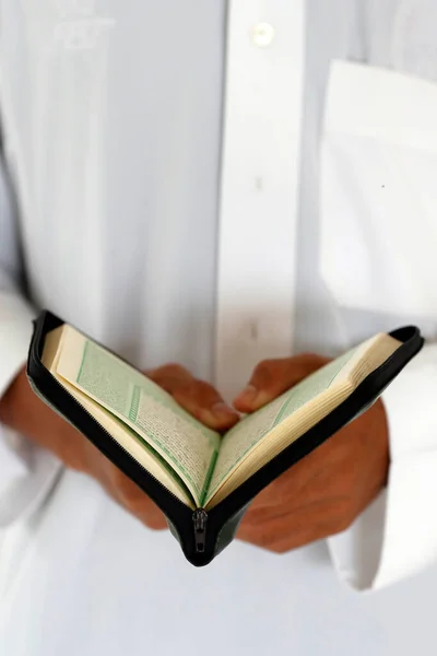 Muslim Man Reading Arabic Holy Quran Koran — ストック写真